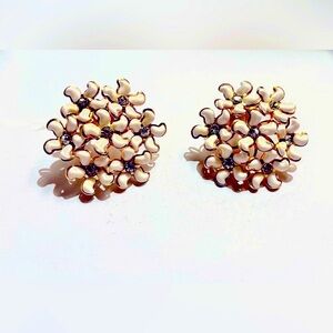 Vintage retro flower enamel adorable cream and blue earrings